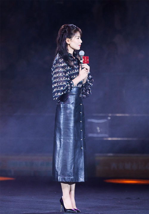 42歲劉濤真不顯老,襯衫配皮裙出席活動,網友 說她22歲我都信